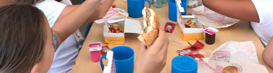 Los alumnos del comedor escolar del Virgen del Carmen con sus hamburguesas