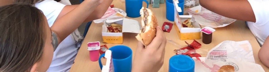 Los alumnos del comedor escolar del Virgen del Carmen con sus hamburguesas