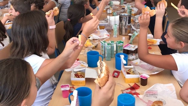 Un cáterin precocinado para el colegio que tuvo que dar comida del Burger King