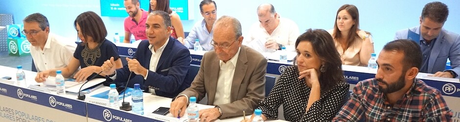 Junta directiva del PP de Málaga, con Elías Bendodo en el centro de la mesa / ABC