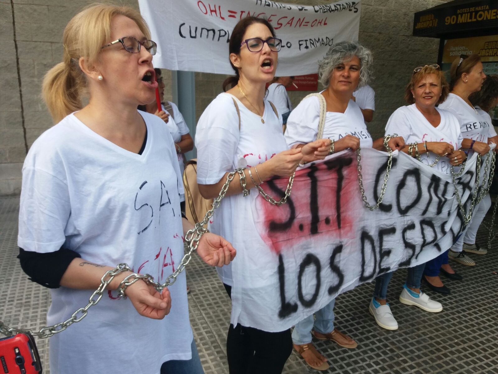 Trabajadoras del servicio de limpieza durante la protesta en el hospital Juan Ramón Jiménez