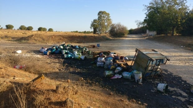 Denuncian un vertido contaminante de restos de pintura en Alcalá de Guadaíra