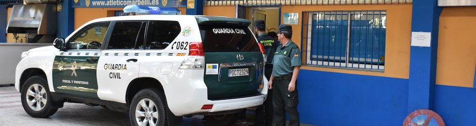 La Guardia Civil durante uno de los registros