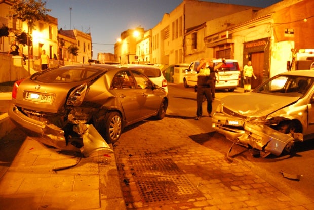 Un coche que circulaba a gran velocidad impacta con otros dos en el centro de Alcalá