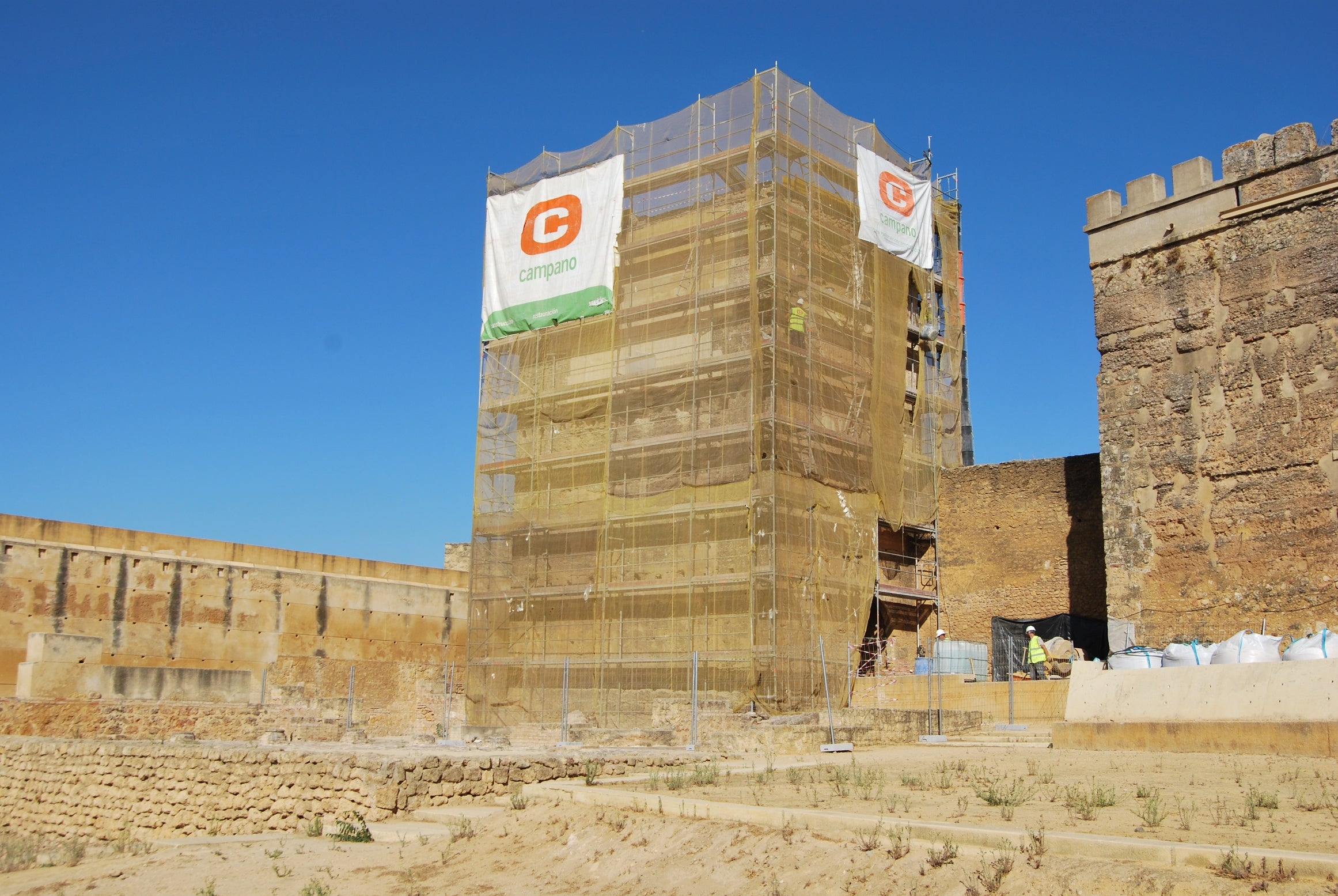 La torre configura un espacio de acceso entre los dos grandes patios de la fortaleza