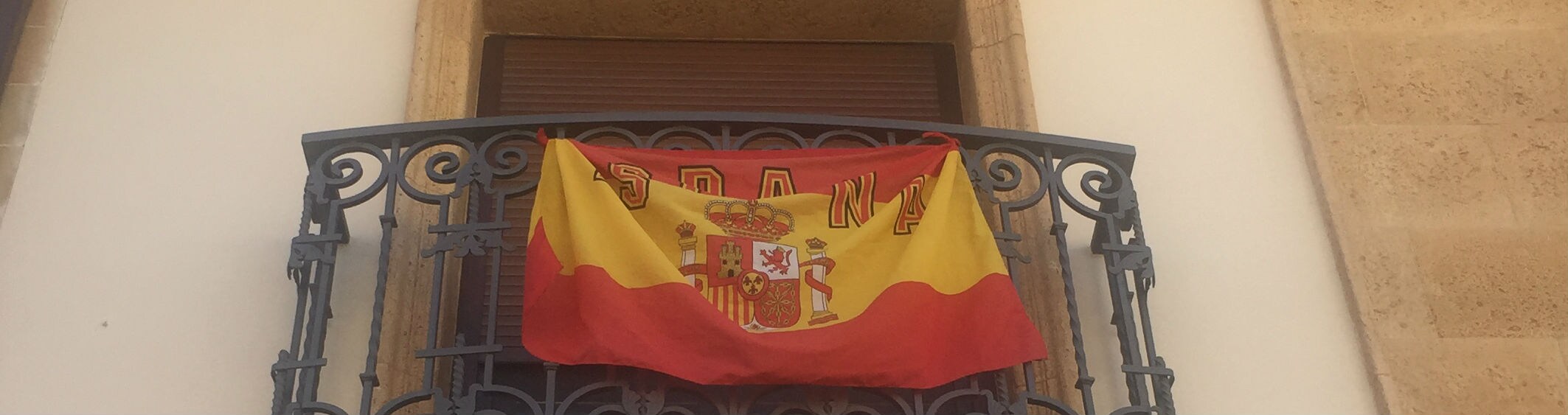 Bandera de España en el balcón de una vivienda de Jaén.
