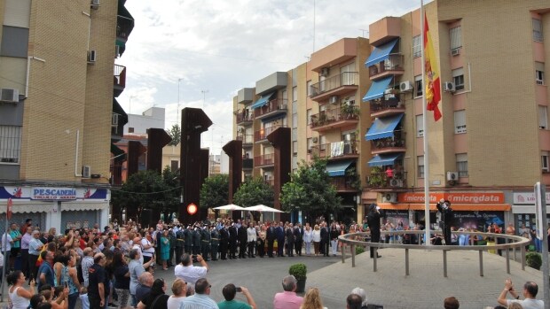 Ciudadanos y autoridades se dieron cita en la Plaza de la Almazara para izar la bandera