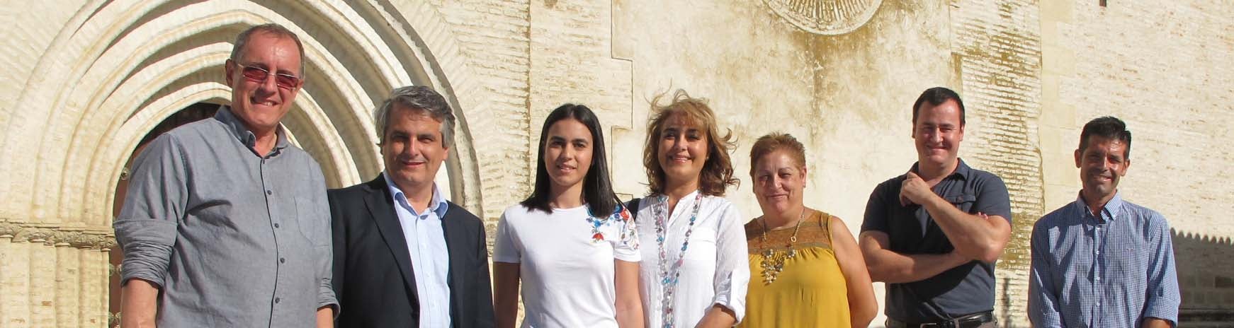 Mariano Ganfornina, a la izquierda, junto con miembros de la plataforma ante la puerta del Perdón de la parroquia de la Oliva