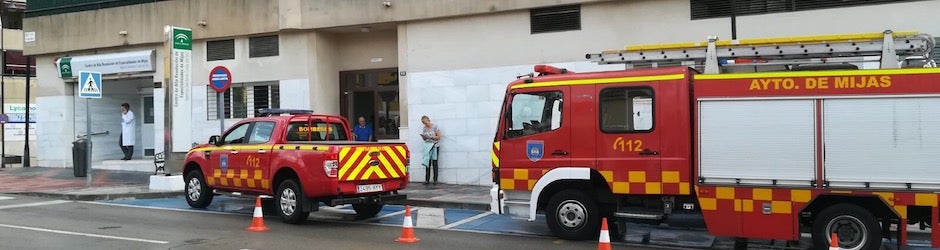 Bomberos en la puerta del centro sanitario