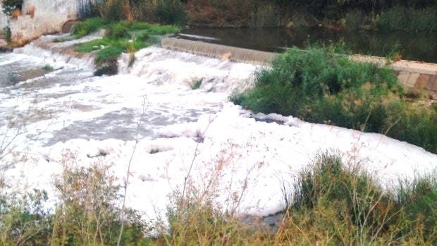 La espuma blanca en las azudas de los molinos evidencia la existencia de un vertido contaminante