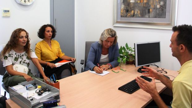 Las parlamentarias andaluzas de Ciudadanos (Cs), Marta Escrivá e Isabel Albás, han visitado el centro