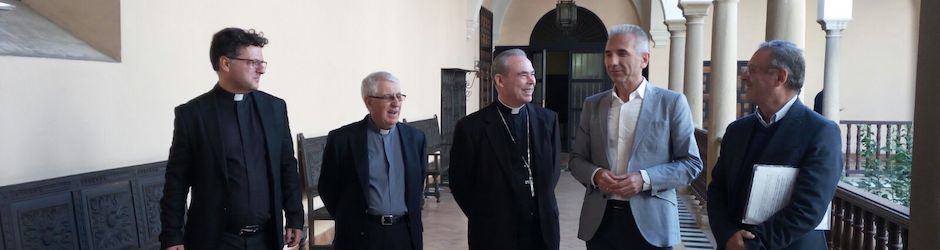 En el centro el obispo de Málaga, Jesús Catalá, y el Consejero de Cultura, Miguel Ángel Vázquez, tras la reunión del viernes / ABC