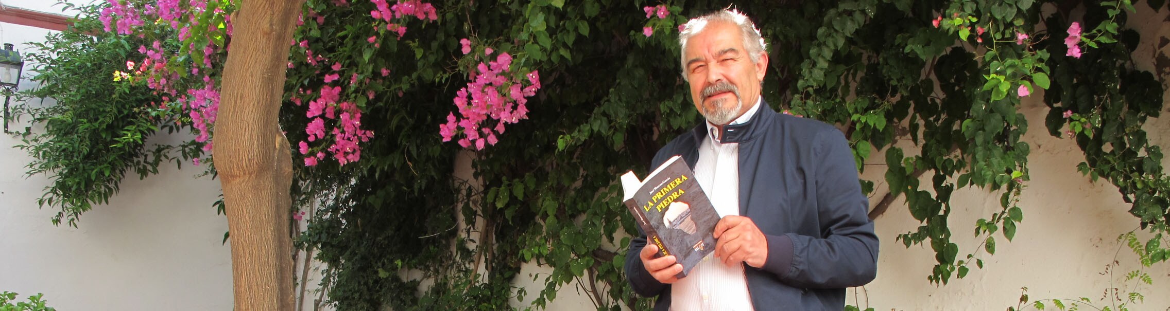 José Moreno, con su primera novela en uno e los patios de la Casa de la Cultura de Lebrija
