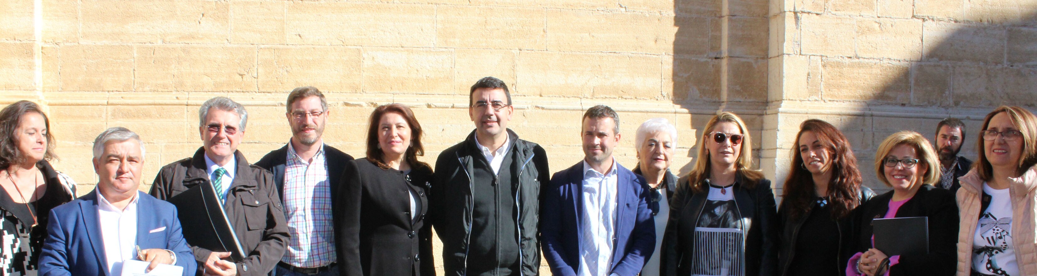 Portavoces del Parlamento andaluz, junto a representantes de la plataforma y otros dirigentes políticos