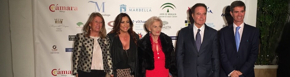 La alcaldesa de Marbella y el presidente del CIT en los extremos con los premiados en el centro