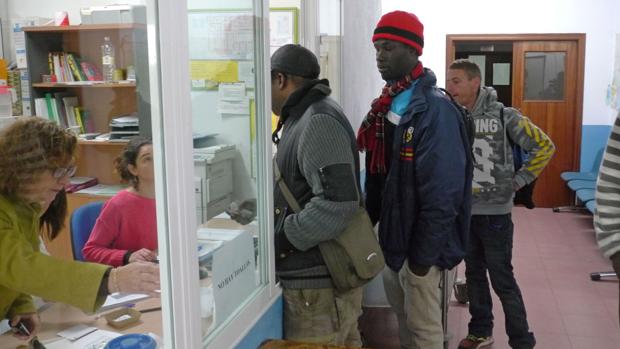 Temporeros consiguen techo y comida tras la apertura del centro de inmigrantes de Jaén