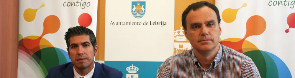 Juan Borrego y José Benito Barroso durante la firma del convenio en la Alcaldía de Lebrija