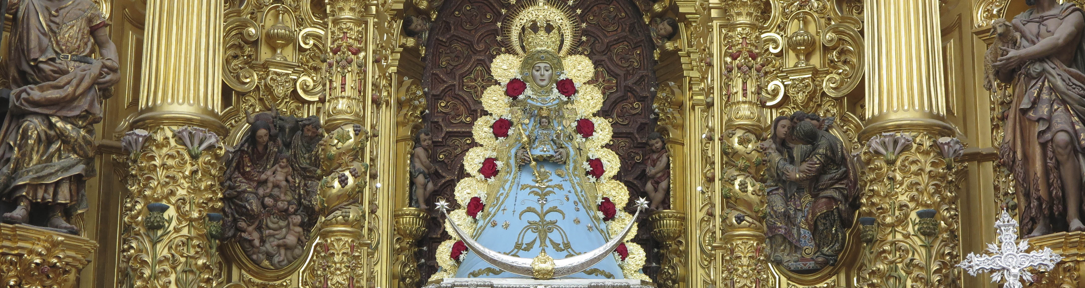 La Virgen del Rocío luce en su altar las galas propias para la celebración de la Inmaculada Concepción