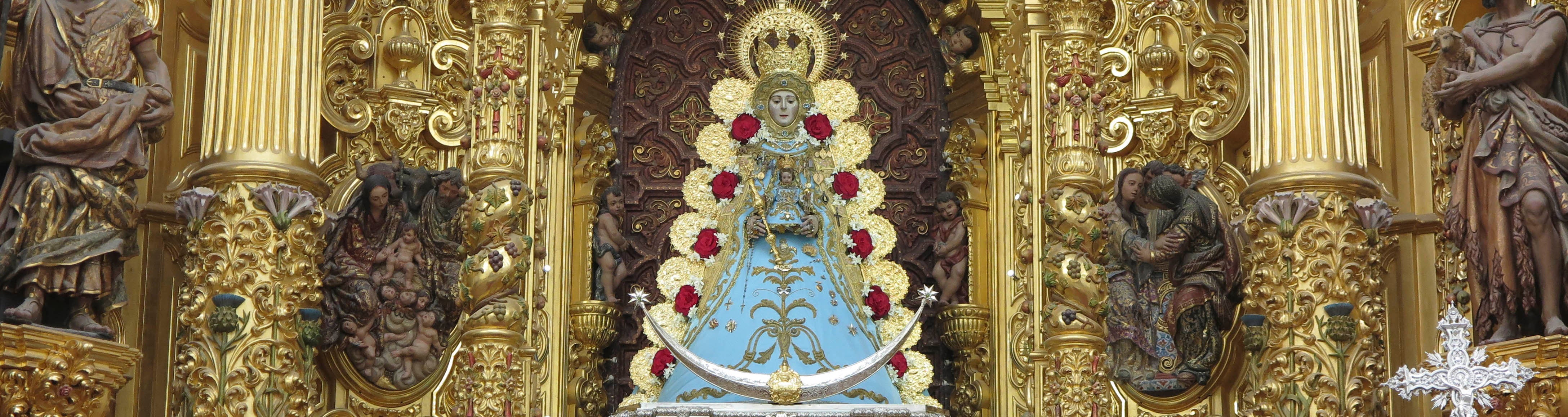 La Virgen del Rocío luce en su altar las galas propias para la celebración de la Inmaculada Concepción