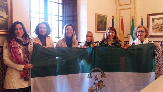 Las portavoces municipales han colgado la bandera de Andalucía en el balcón del Ayuntamiento/ABC