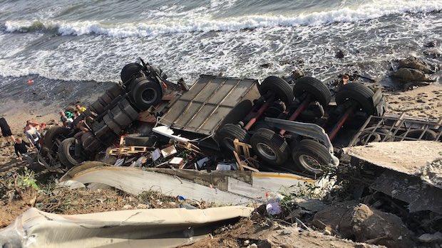 Fallece el conductor de un camión al caer por un precipicio al mar en Mijas