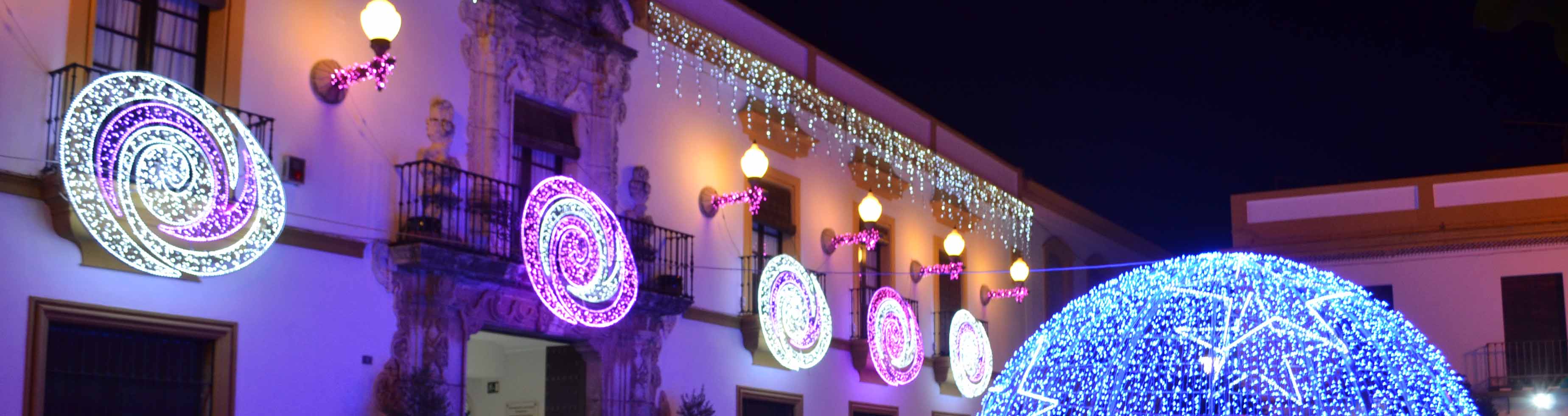 La plaza de Gibaxa de Utrera acoge una gran bola de Navidad