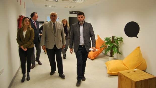 El consejero de Economía y la alcaldesa de Alcalá han visitado las instalaciones para emprendores de Alcalá de Guadaíra