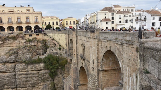 Guerra abierta en Ronda por el corte al tráfico del Puente Nuevo