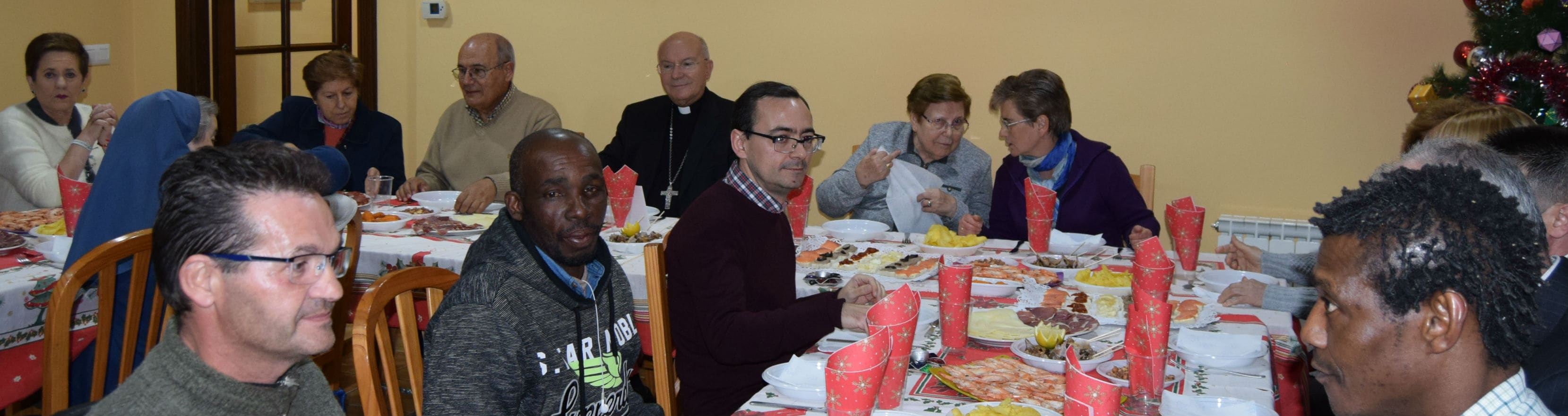 La cena del obispo con las personas sin techo ha tenido lugar en el hogar de Santa Clara