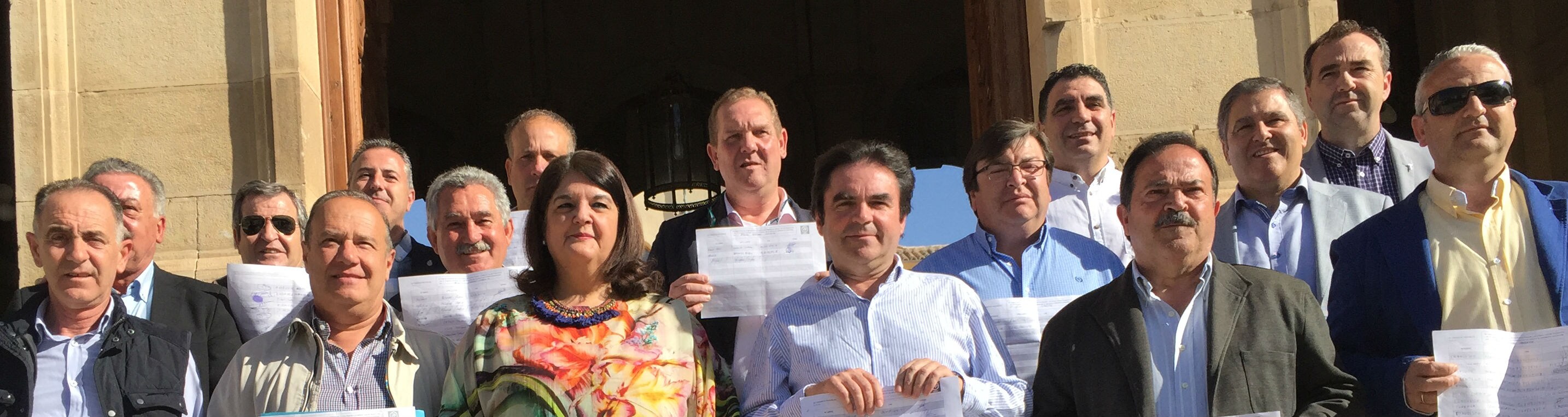 Alcaldes populares del sector crítico en un acto en apoyo de Miguel Moreno.