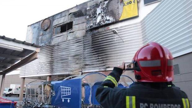 Dos menores, a punto de calcinar todo un Carrefour en Málaga para grabarlo