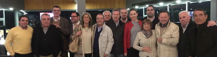 Miguel Moreno, primero a la izquierda, junto a militantes críticos del PP de Jaén