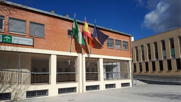 Vista exterior del CEIP Arrayanes, en la Zona Norte de Granada