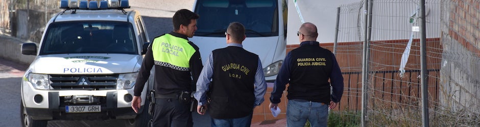 Investigadores de la Guardia Civil en la casa de María Adela