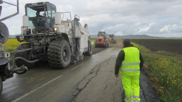 El arreglo de la carretera Carmona-Arahal seguirá con una inversión de 800.000 euros