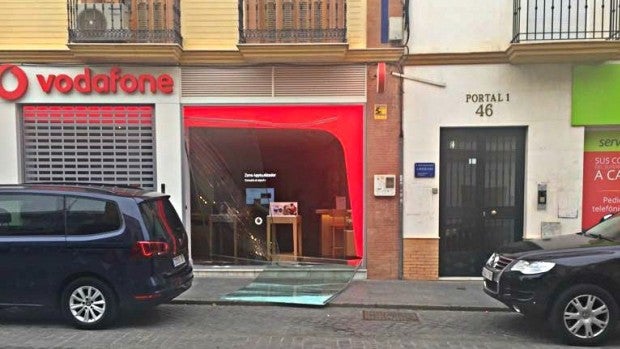 Tercer robo por alunizaje en una tienda de telefonía en el centro de Alcalá de Guadaíra