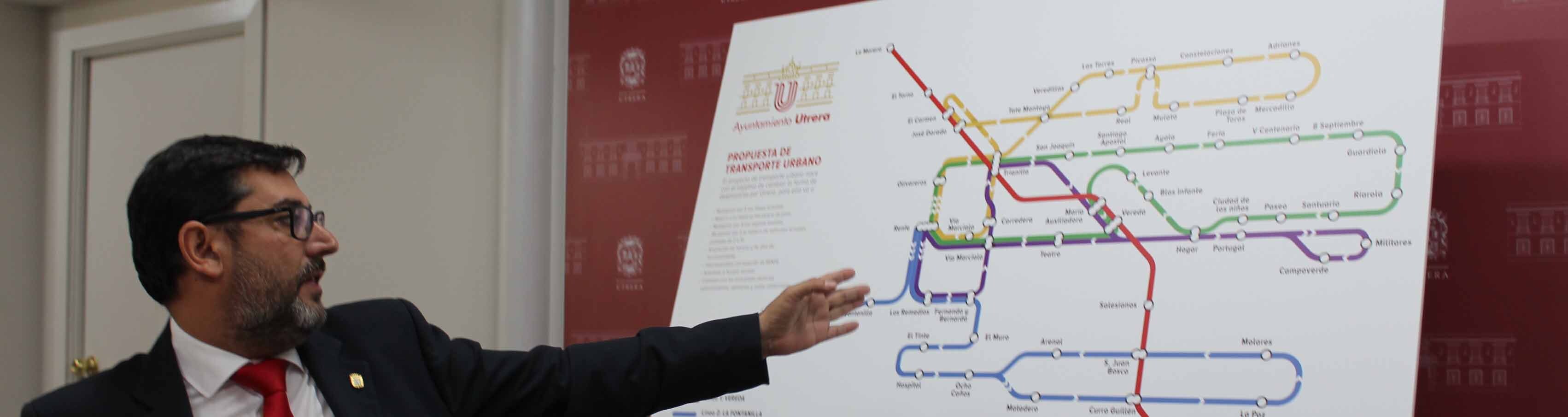 José María Villalobos, alcalde de Utrera, muestra el plano del nuevo autobús urbano