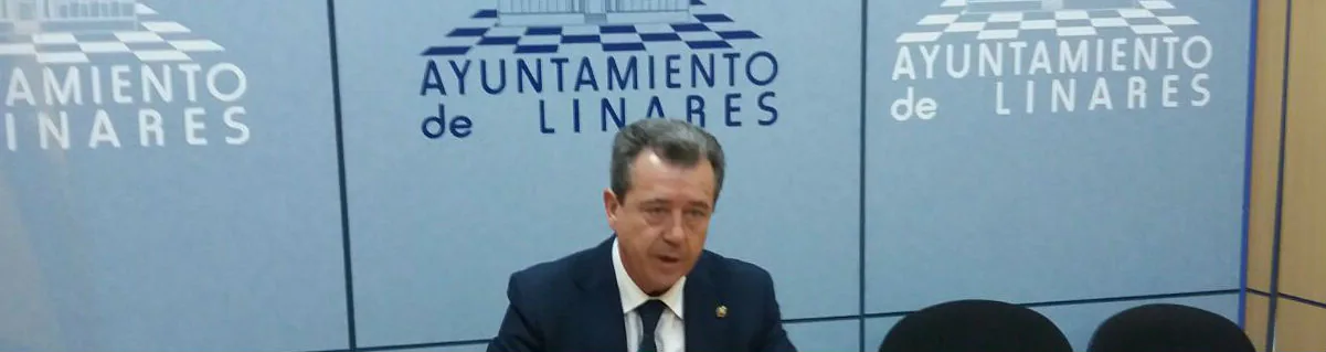 Juan Fernández, alcalde de Linares, en la sala de prensa del Ayuntamiento