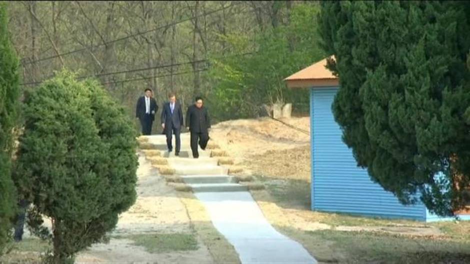 Kim Jong Un cruza la frontera para la histórica cumbre de las dos Coreas