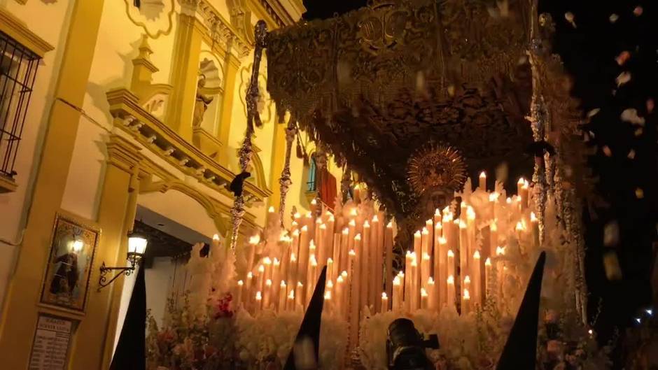 Esperanza de Triana. Salida de la Virgen 2018