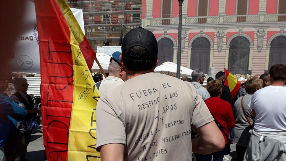 Los militares se concentran contra el despido a los 45 años