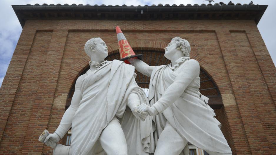 Vandalizan la estatua del Dos de Mayo: un cono de obra para los héores Daoíz y Velarde