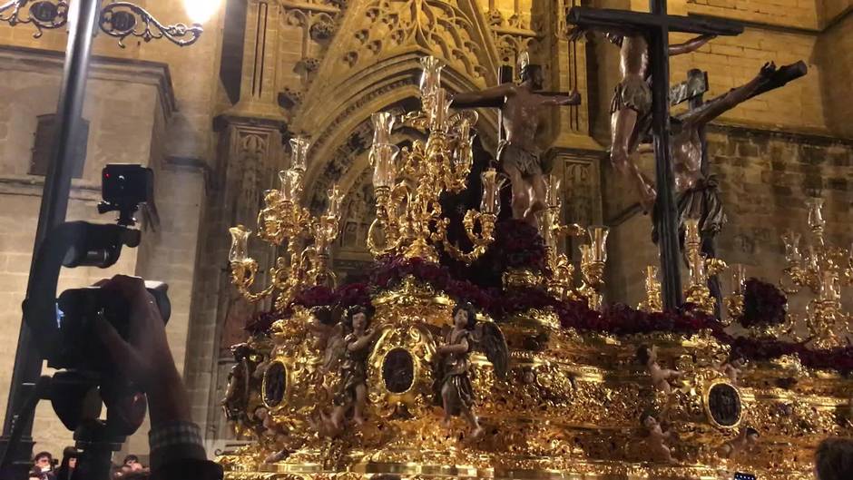 Montserrat. Salida del Cristo de la Conversión desde la Catedral