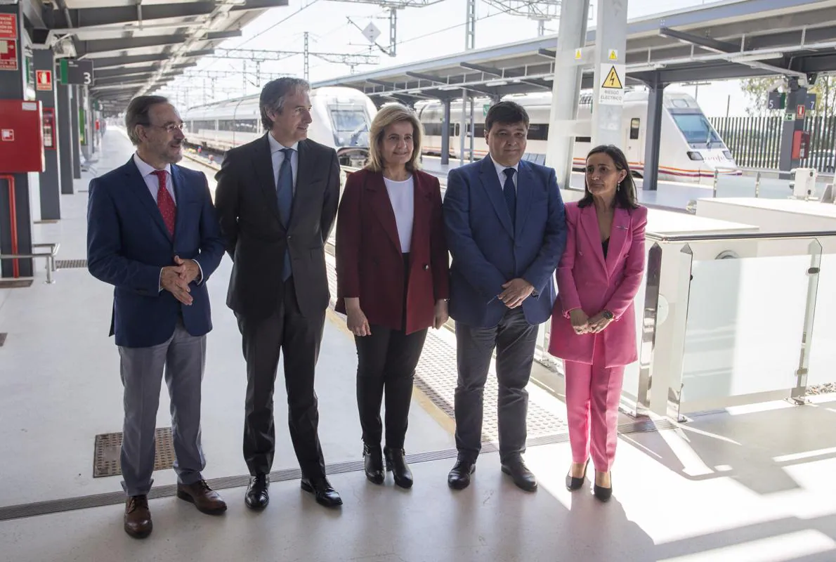 El ministro de Fomento Iñigo de la Serna , inaugura junto a la ministra de Empleo y Seguridad Social , Fatima Banez , la nueva estacion de trenes de Huelva