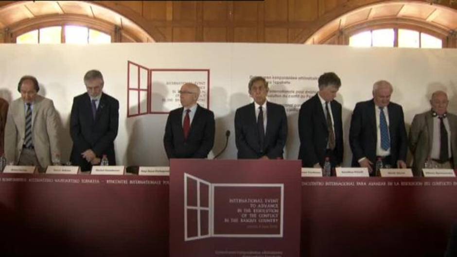 ETA se disuelve con el respaldo de actores internacionales