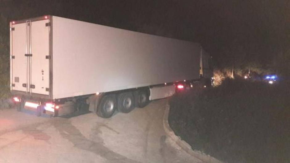 Los Bomberos ayudan a salir de una zona montañosa a un camión de 18 metros que había quedado atascado