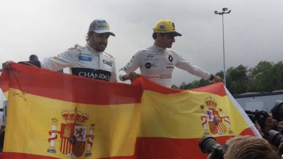 Alonso se enfunda la bandera de España al terminar la carrera en Montmeló