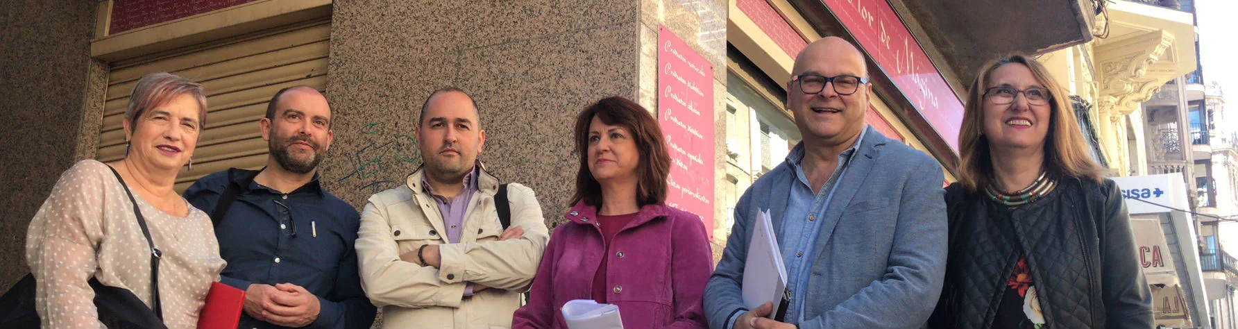 Dirigentes socialistas ante la placa del callejón María de Molina