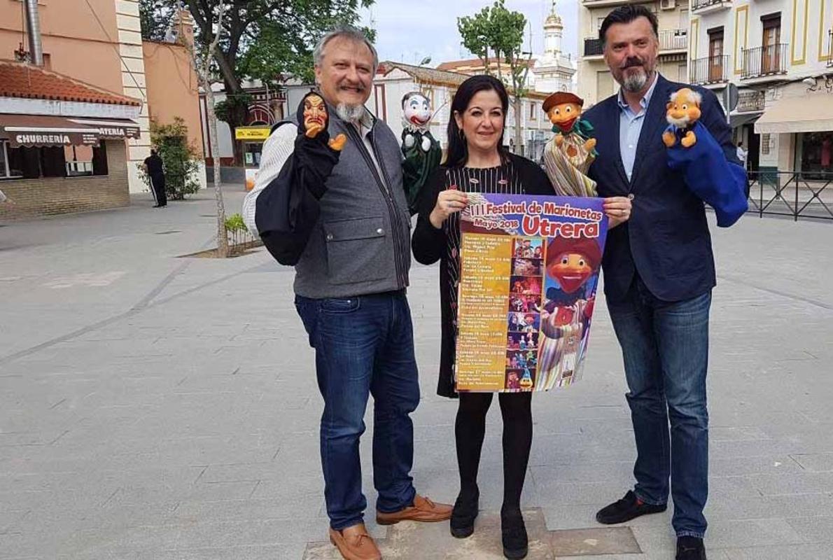 Carmen Cabra, delegada de Cultura en Utrera, junto a los representantes de la compañía Miguel Pino