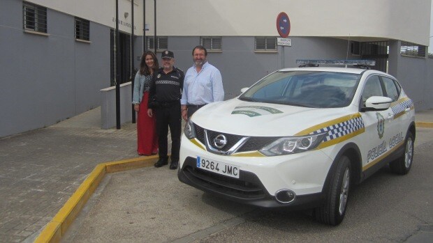 El alcalde de Carmona, Juan Ávila, ha mostrado su intención de mejorar el equipamiento de la Policía Local
